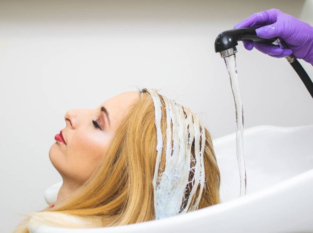 rinsing bleach out of hair