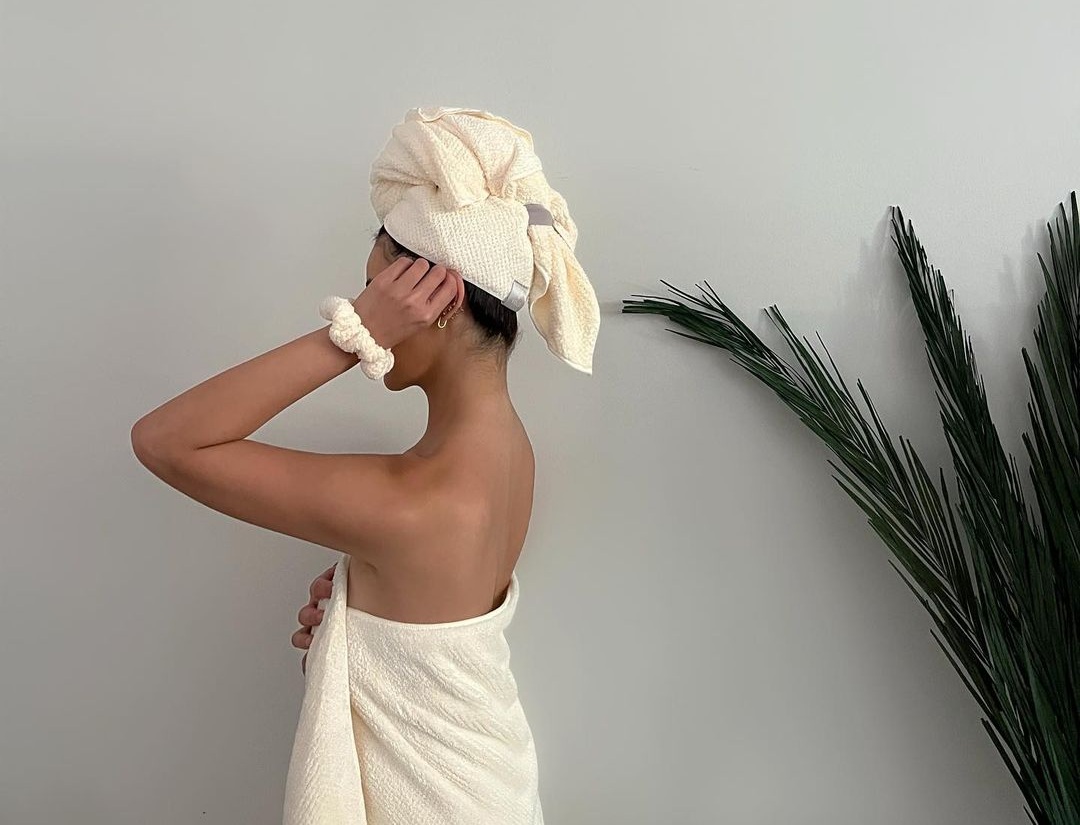 how to dry hair with a towel