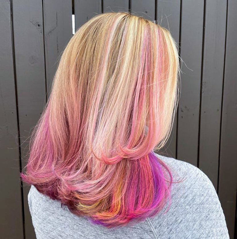Blonde Hair With Pink Highlights: How to Make Them & Examples